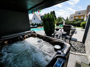 Jacuzzi extérieur couvert