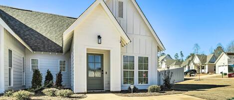 Opelika Vacation Rental | 2BR | 2BA | 1 Step Required for Access | 1,400 Sq Ft