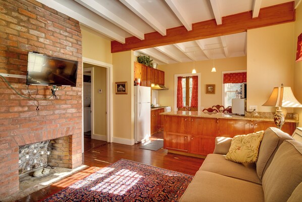 Houma Vacation Rental | 2BR | 2BA | 3 Stairs to Access | 1,200 Sq Ft