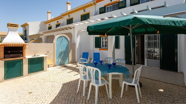 Charming and spacious patio, with a seating area that can accommodate up to six people, as well as some sun loungers for you to enjoy the lovely Algarvian weather #sunny #stunning