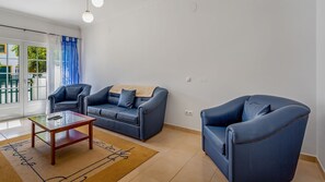 Spacious living room with a couch and two armchairs, so you can seat with your friends and/or family after a long day enjoying the sun and exploring the city #lovely #cozy