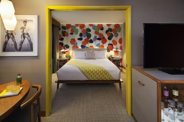 Unit with 1 King size bed. Exact unit will be assigned upon arrival. Views, colors and decor may vary.