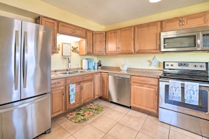 Kitchen & Dining Area | Single Story | Toaster | Trash Bags & Paper Towels