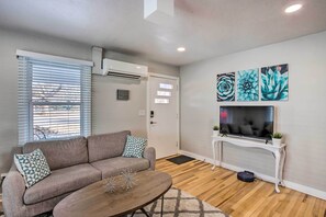 Living Room | Free WiFi | Central Heating & A/C | Smart TV w/ Hulu | Board Games