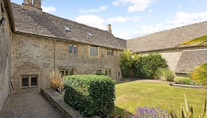 Courtyard Garden, Green Farm House, Bolthole Retreats