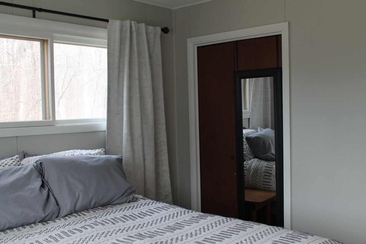 Deer-View Cabin – Remodeled Cabin with Spacious Yard and Cozy Living
