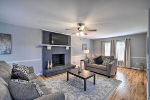 Living Room | Smart TV | Free WiFi | Central A/C | Electric Heating | Main Level