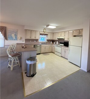 Large Kitchen with breakfast bar seating.