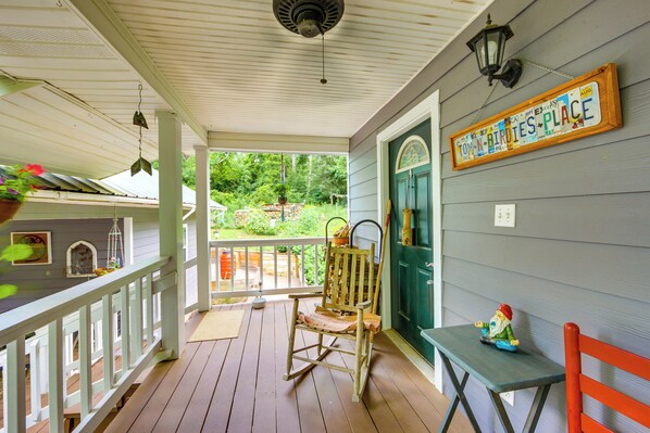 Rusk Vacation Rental | 1BR | 1BA | 800 Sq Ft | Stairs Required to Enter