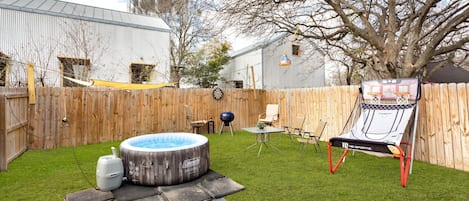 Private backyard, w games, Grill, outdoor Spa Tub & much more. Book now!
