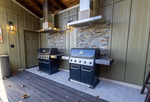 2 first-class gas grills