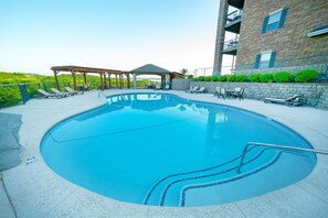 Outdoor Pool Access (Seasonal)