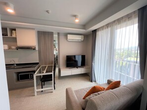 Convenient apartment in Surin, rooftop pool & gym (9891)