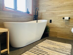 Soaking tub