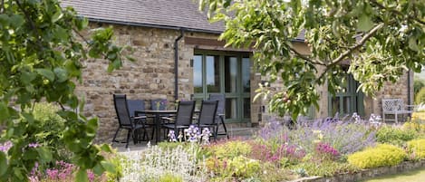 East Lodge, Yorkshire - terrace with garden furniture in the south-facing garden
