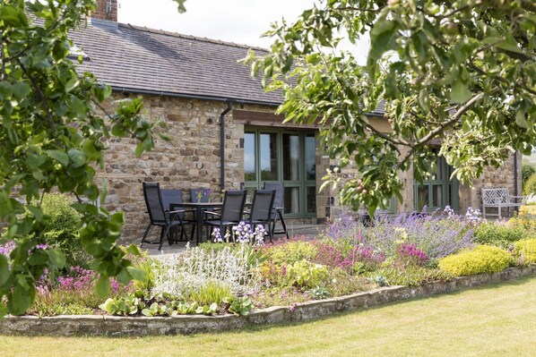 East Lodge, Yorkshire - terrace with garden furniture in the south-facing garden