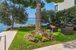 Blick vom Garten des Hauses auf den Pool und Meerblick