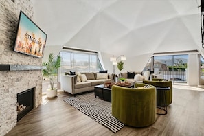 When it comes to luxury living, Escap'Inn @TheDome in Coachella Valley is the place to be. The dome-shaped structure of the home provides ample natural light and a spacious, open feel. It's impossible not to enjoy your stay here with the vibrant decor.