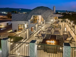 @Escap'Inn, you can enjoy the panoramic 360 degree Valley views on the well-lit elevated outdoor deck. Or skip down to the private hot tub or hop into the heated pool.