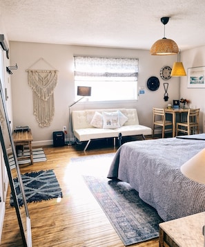 Sunny South Facing windows let in plenty of light!