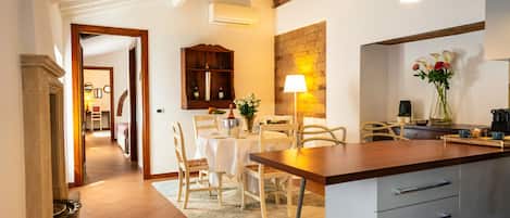 area sala pranzo e cucina con vista soggiorno Verona
