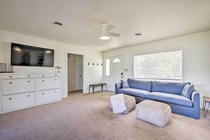 Living Room | Main Floor | Central Air Conditioning | Smart TV