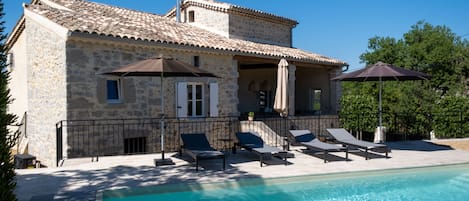 Façade sud, piscine, terrasse couverte 