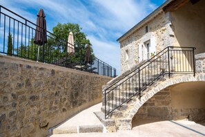 Entrée vers escalier terrasse couverte