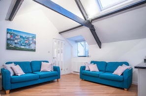 Penthouse At The Mews - 2 Bed Pet Friendly Apartment - Tenby (22833)