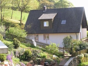 Blick vom Bauernhaus auf des Ferienhaus