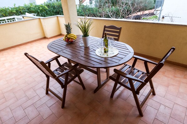 Outdoor dining