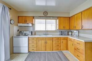 Kitchen | Cooking Basics | Coffee Maker | Paper Towels/Trash Bags Provided