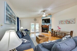 Living Room | Free WiFi | Central A/C | Smart TV
