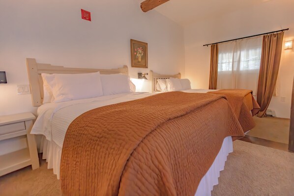2 queen beds.