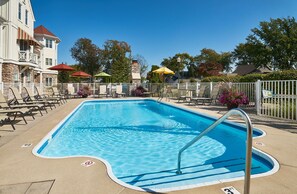 Swimming pool with seating