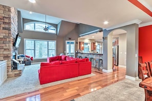 Living Room | Smart TV | Free WiFi | Towels & Linens | Wood-Burning Fireplace
