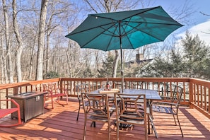 Deck | Outdoor Dining Area | Propane Fire Pit (Propane Provided)