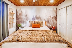 Queen Guest forest themed room with 42' smartTV 