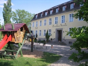 Familien- und Freizeithotel Gutshaus Petkus (Baruth / Mark), LHS 10852-Außenansicht mit Spielplatz