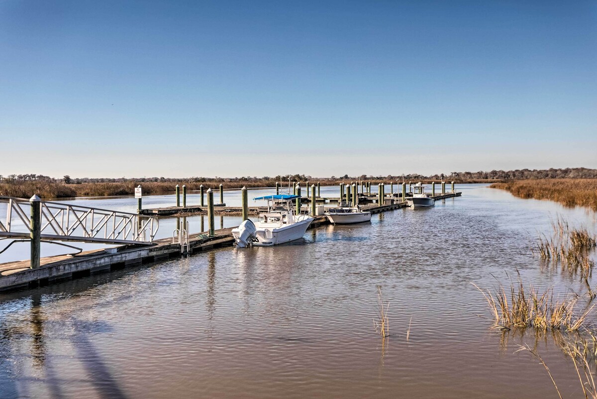 Riverfront Condo – Walk to Downtown Dining!