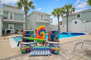Beach chairs & toys