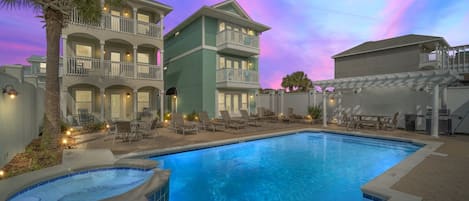 Gorgeous shared large pool for guests!