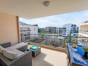 Appartement, Condominium, Zone Résidentielle, Balcon, Hôtel, Recours, Appartement Penthouse, Mobilier De Jardin, Cour