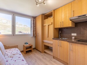 Cabinetry, Eigentum, Möbel, Countertop, Gebäude, Holz, Fenster, Interior Design, Küchengerät, Flooring