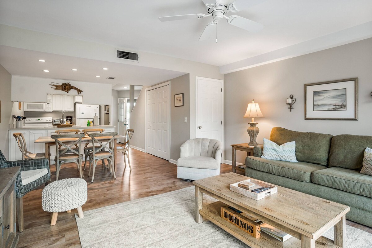 Beachside Bliss – Steps to Pool, Beach & Shops