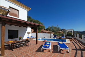 Piscine avec une belle terrasse.