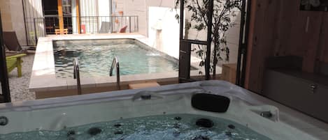 Jacuzzi & Piscine privé au Gîte