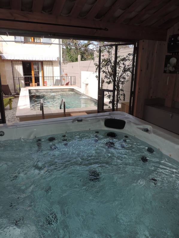 Jacuzzi & Piscine privé au Gîte