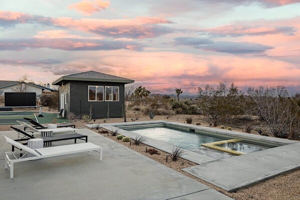 Pool & Spa
