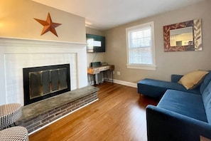 LIVING ROOM W/ CONVERTIBLE COUCH